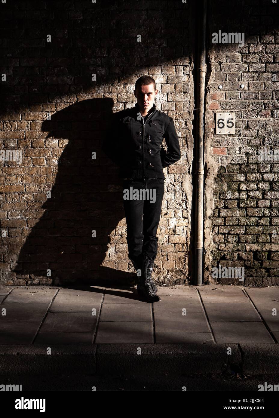 Attitude urbaine: La vie nocturne. Une attitude confiante d'un personnage de style de vie alternatif ; d'une série d'images avec le même modèle. Banque D'Images