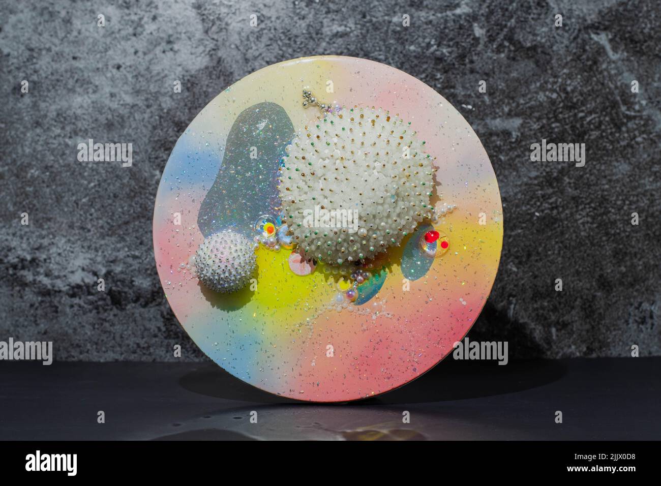 Un blob holographique scintillant oeuvre de microcosmos espace mer des microbes avec un motif à points symétrique sur un fond sombre avec des dégradés et des formes Banque D'Images