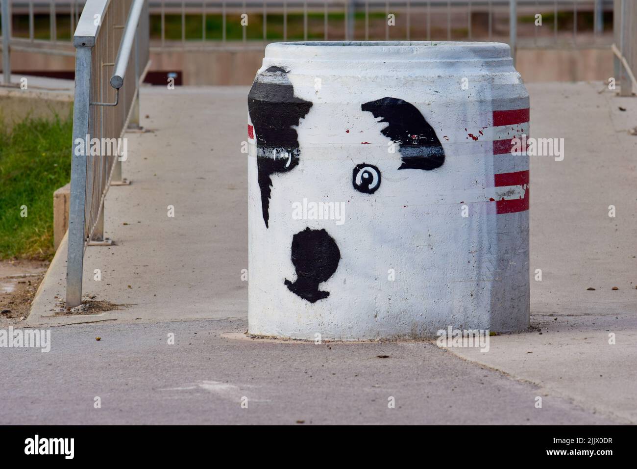 Poubelle avec un chien grafiti en Espagne Banque D'Images
