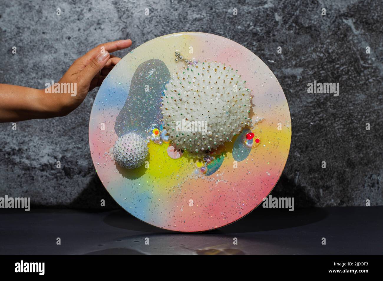 Un blob holographique scintillant oeuvre de microcosmos espace mer des microbes avec un motif à points symétrique sur un fond sombre avec des dégradés Banque D'Images