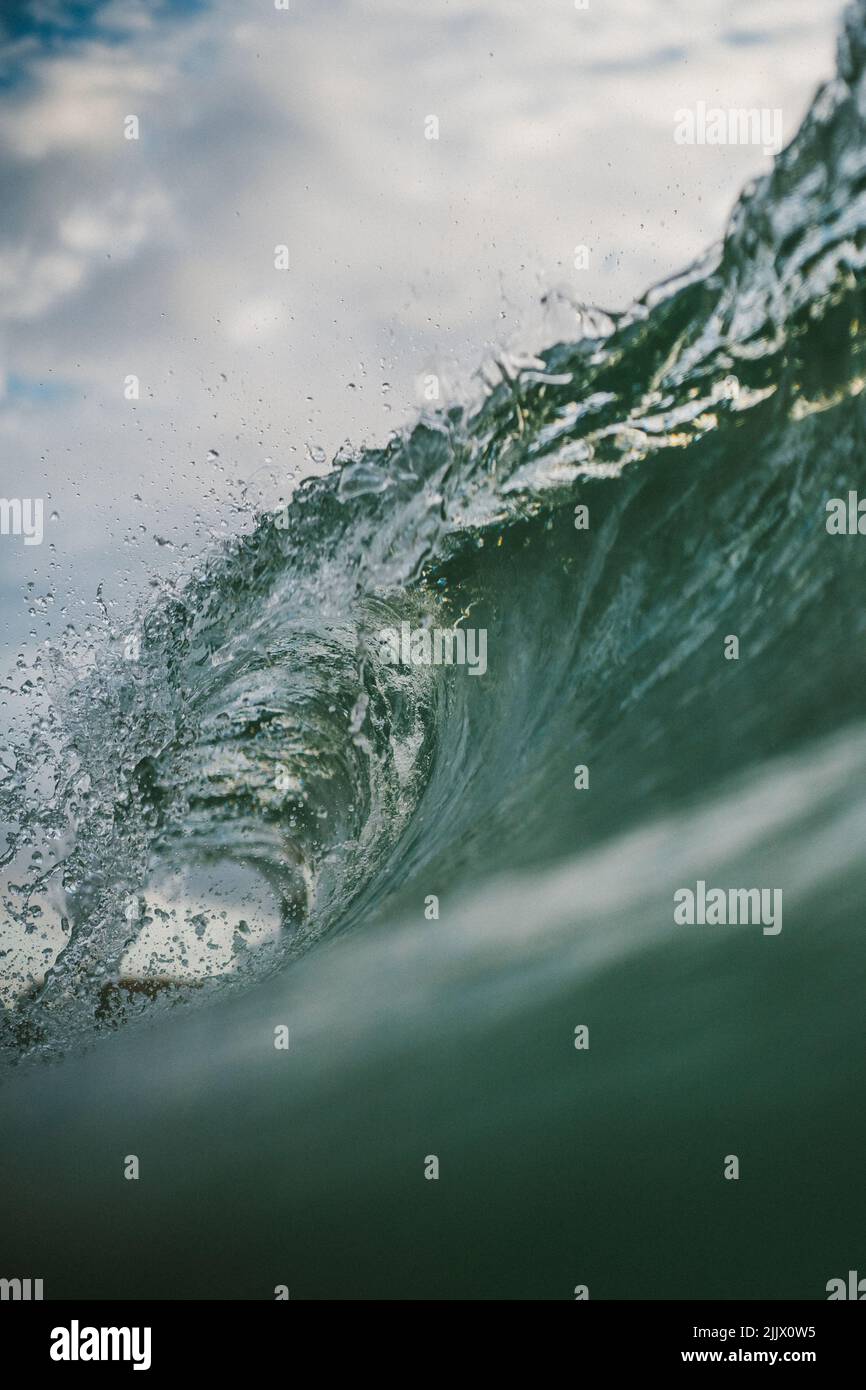 Puissantes vagues bleues brisant l'océan avec de la mousse Banque D'Images