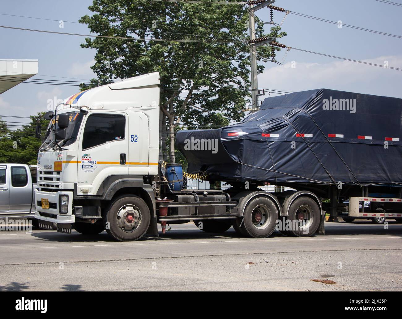 Chiangmai, Thaïlande - 21 avril 2022: Remorque conteneur camion de transport de PSPT. Photo sur la route n°1001 à environ 8 km du centre ville, thaïlande. Banque D'Images