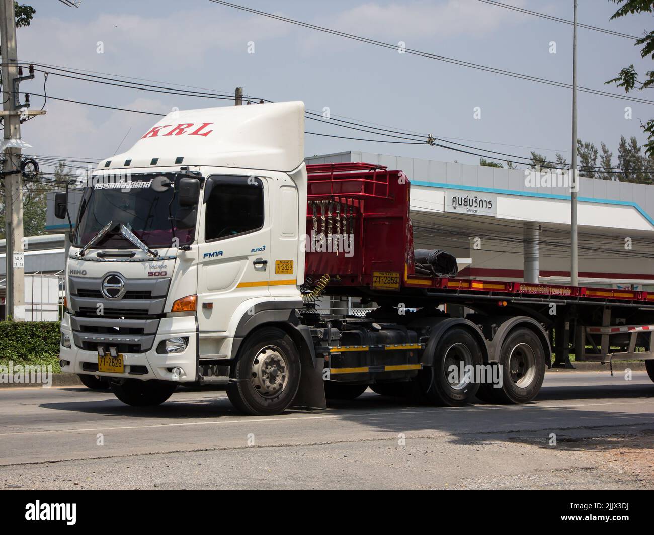 Chiangmai, Thaïlande - 21 avril 2022: Remorque conteneur camion de KRL transport. Photo sur la route n°1001 à environ 8 km du centre ville, thaïlande. Banque D'Images