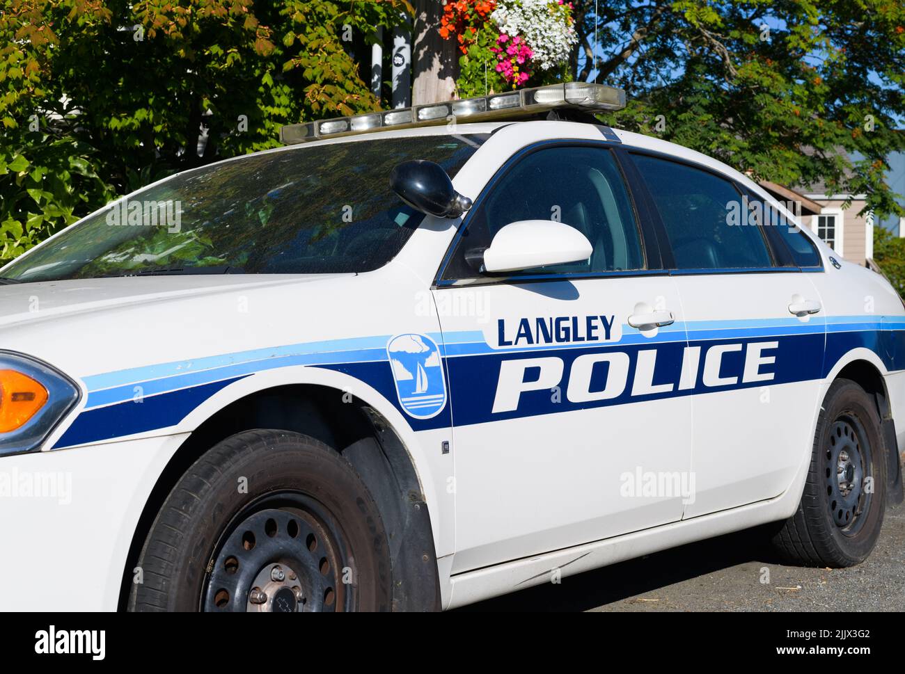 Langley, WA, États-Unis - 26 juillet 2022; voiture de police bleue et blanche de la ville de Langley garée en été Banque D'Images