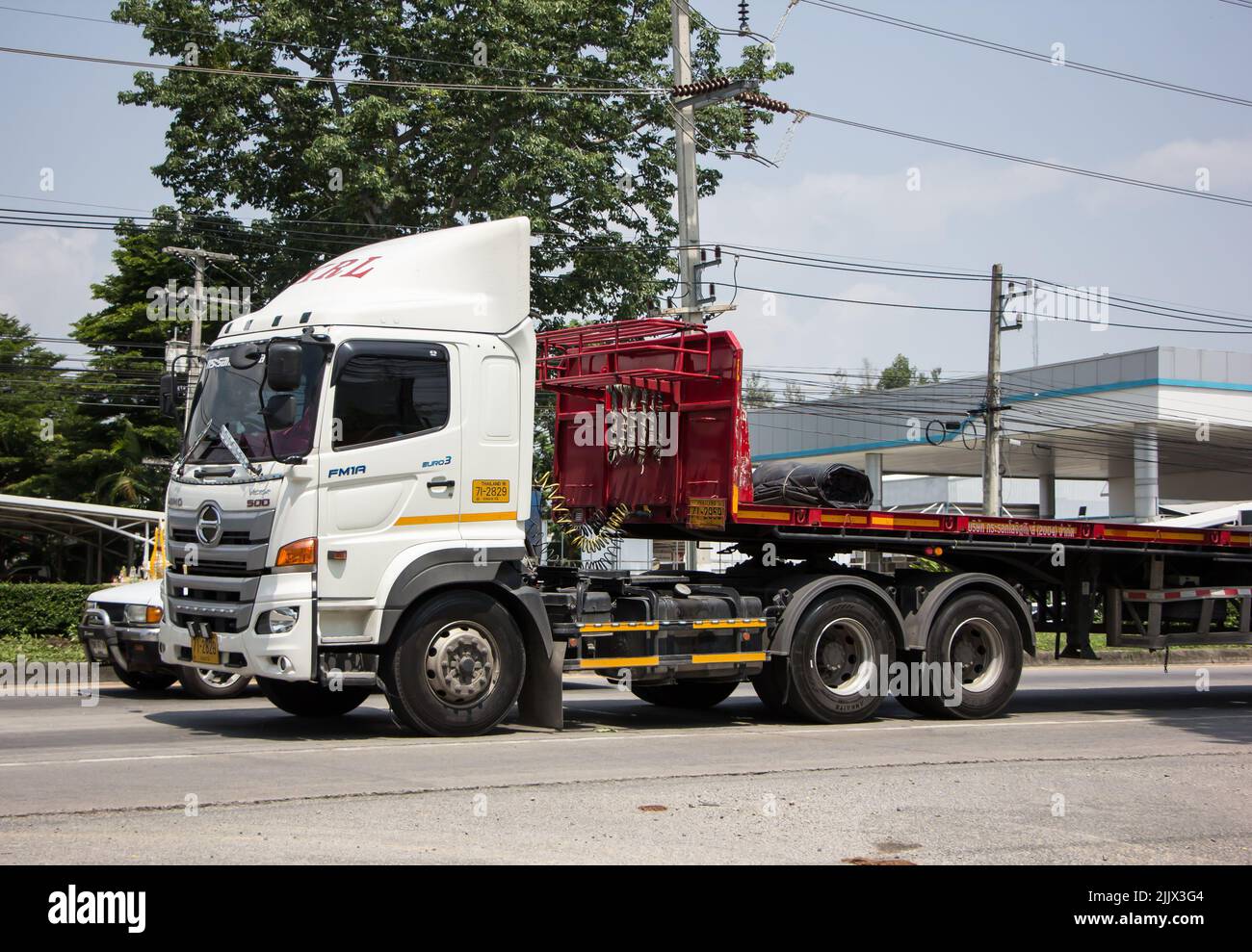 Chiangmai, Thaïlande - 21 avril 2022: Remorque conteneur camion de KRL transport. Photo sur la route n°1001 à environ 8 km du centre ville, thaïlande. Banque D'Images