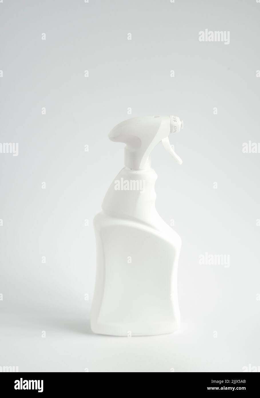 Flacon de détergent en aérosol blanc en plastique, isolé sur fond blanc. Maquette de modèle d'emballage. Banque D'Images