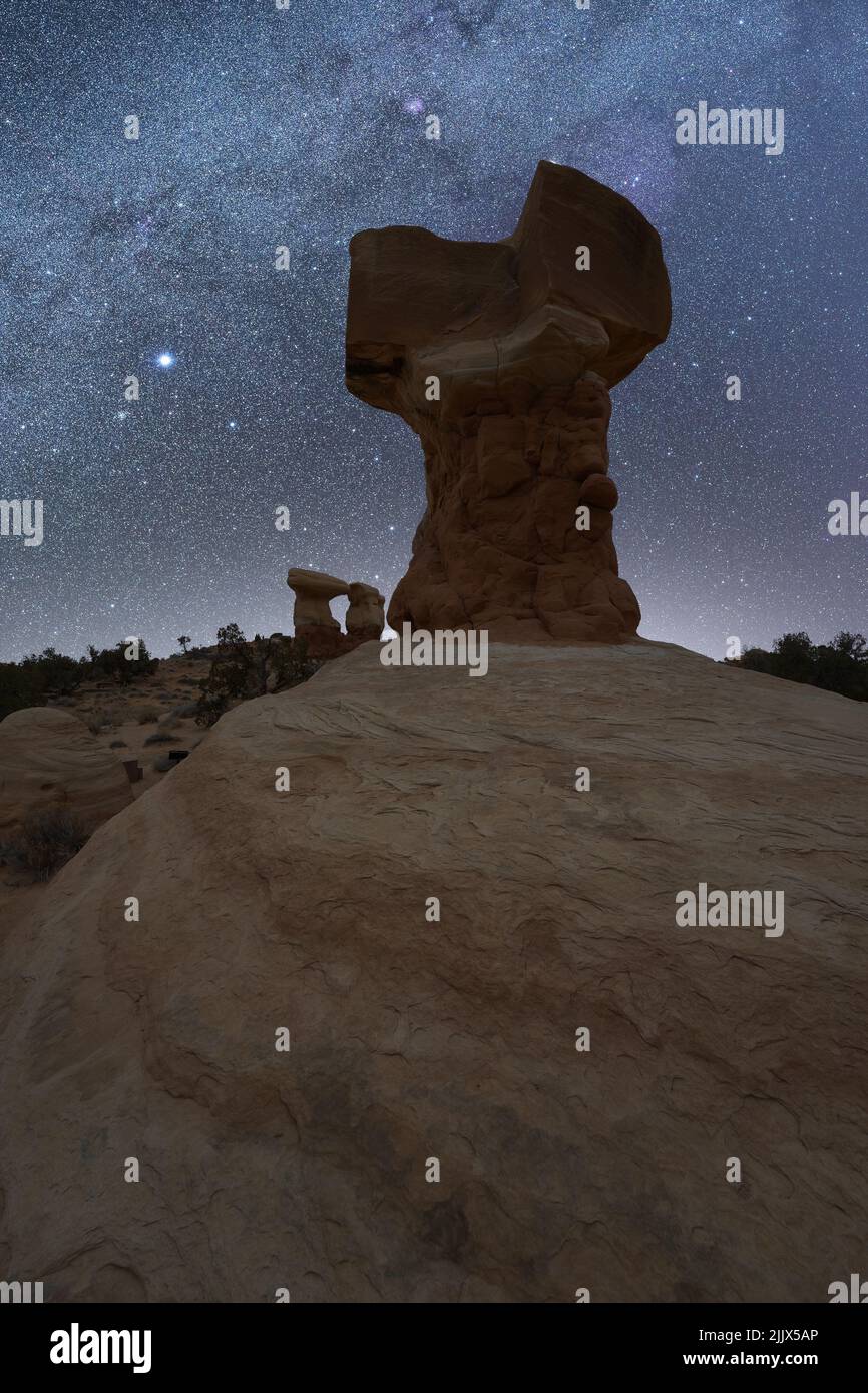 De grandes formations rocheuses lisses au Devils Garden, dans le Grand Staircase Escalante National Monument, sous un ciel laiteux et étoilé la nuit Banque D'Images