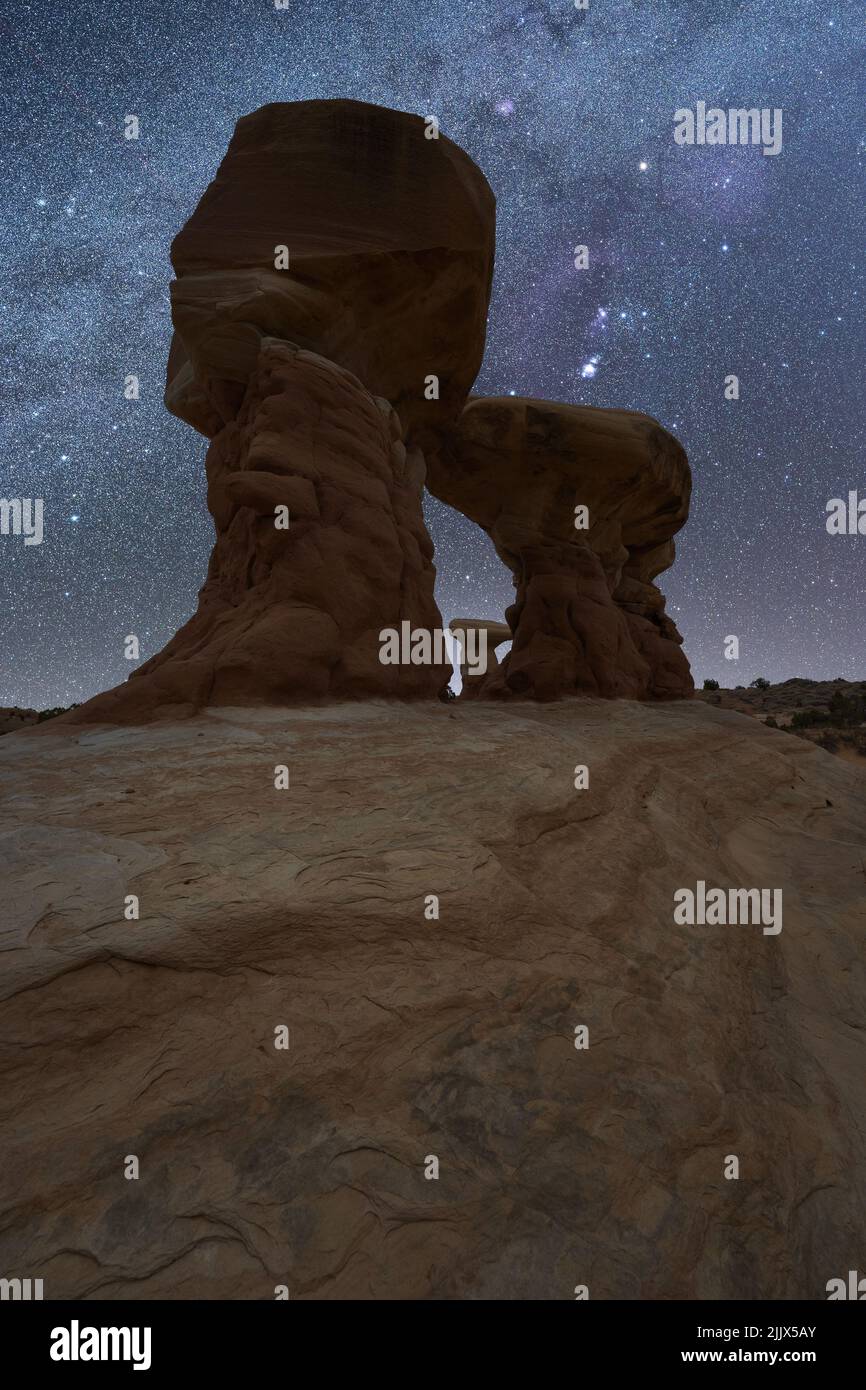 De grandes formations rocheuses lisses au Devils Garden, dans le Grand Staircase Escalante National Monument, sous un ciel laiteux et étoilé la nuit Banque D'Images