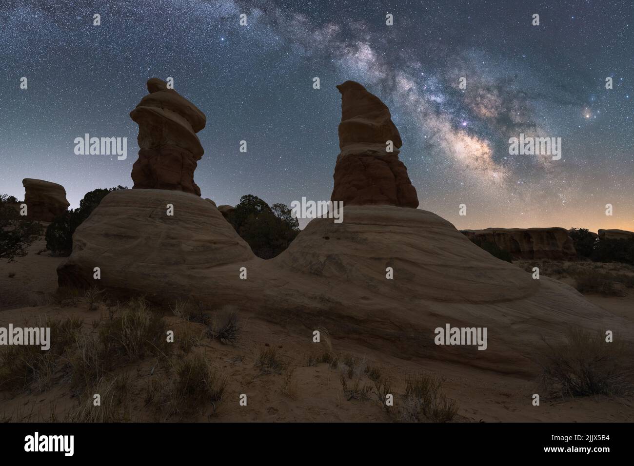 De grandes formations rocheuses lisses au Devils Garden, dans le Grand Staircase Escalante National Monument, sous un ciel laiteux et étoilé la nuit Banque D'Images