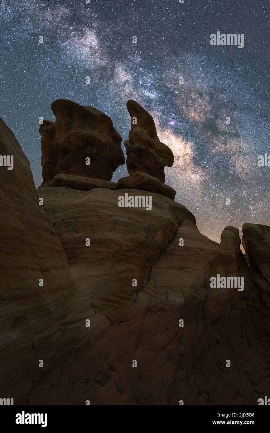 De grandes formations rocheuses lisses au Devils Garden, dans le Grand Staircase Escalante National Monument, sous un ciel laiteux et étoilé la nuit Banque D'Images