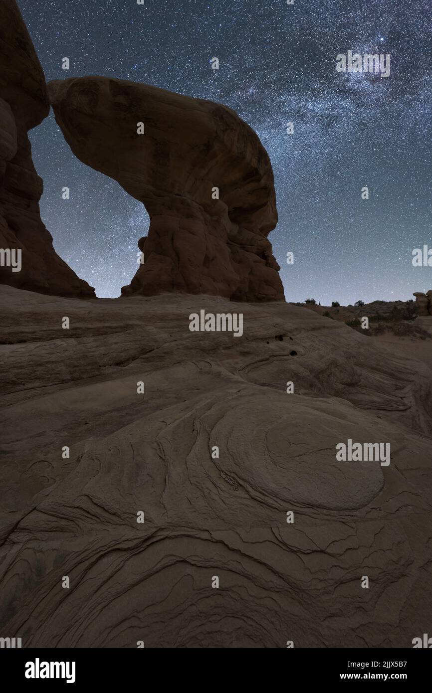 De grandes formations rocheuses lisses au Devils Garden, dans le Grand Staircase Escalante National Monument, sous un ciel laiteux et étoilé la nuit Banque D'Images