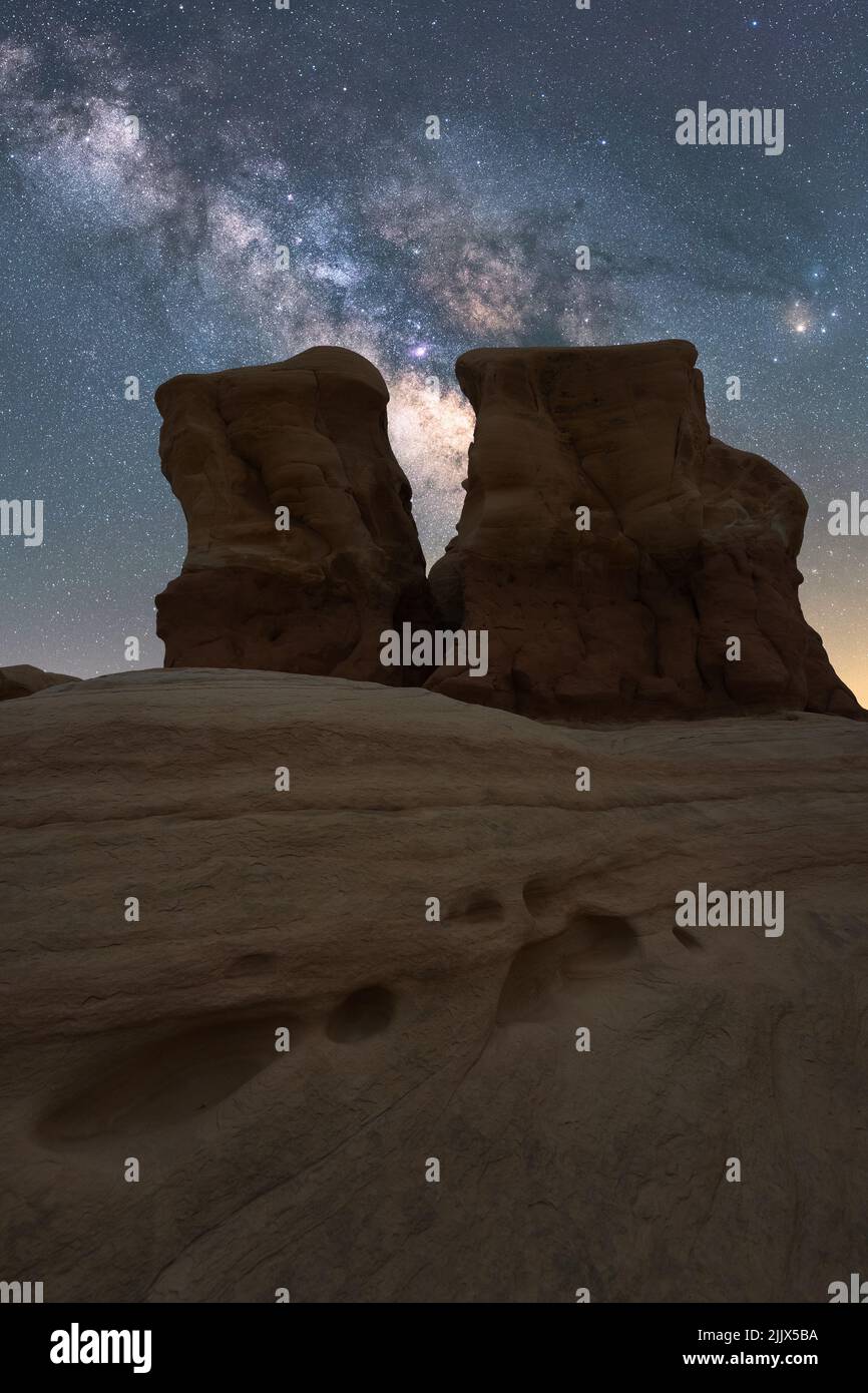 De grandes formations rocheuses lisses au Devils Garden, dans le Grand Staircase Escalante National Monument, sous un ciel laiteux et étoilé la nuit Banque D'Images
