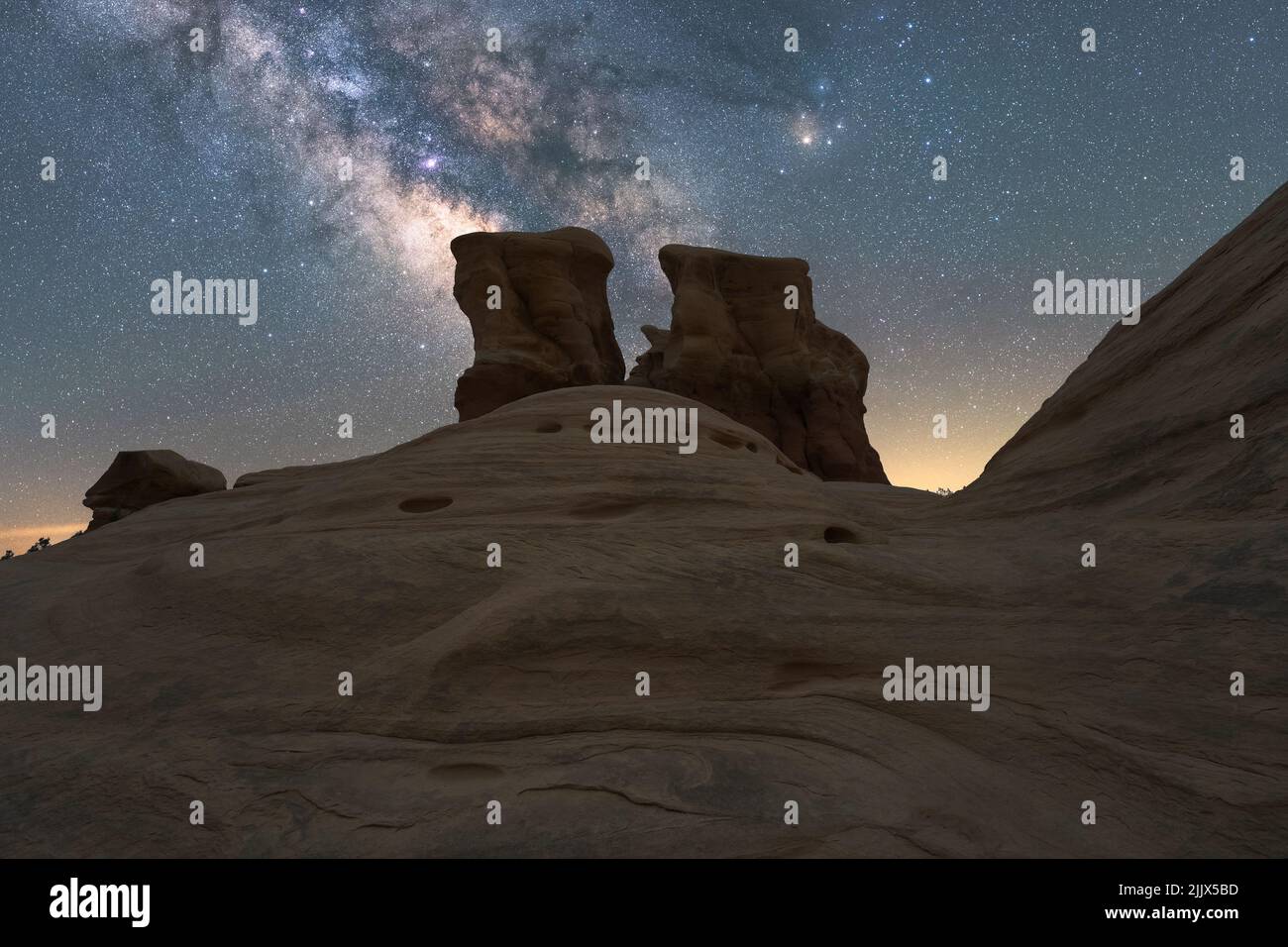 De grandes formations rocheuses lisses au Devils Garden, dans le Grand Staircase Escalante National Monument, sous un ciel laiteux et étoilé la nuit Banque D'Images