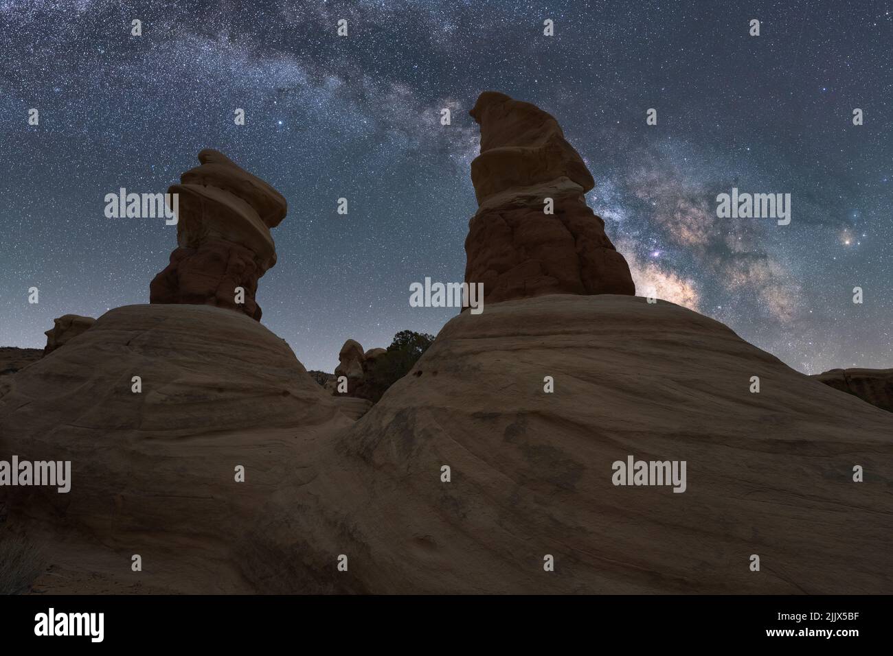 De grandes formations rocheuses lisses au Devils Garden, dans le Grand Staircase Escalante National Monument, sous un ciel laiteux et étoilé la nuit Banque D'Images