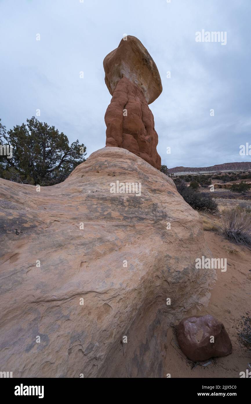 De grandes formations rocheuses de neige au Devils Garden, dans le Grand Staircase Escalante National Monument Banque D'Images