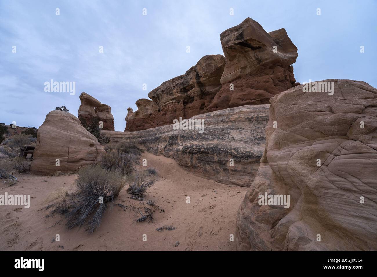 De grandes formations rocheuses de neige au Devils Garden, dans le Grand Staircase Escalante National Monument Banque D'Images