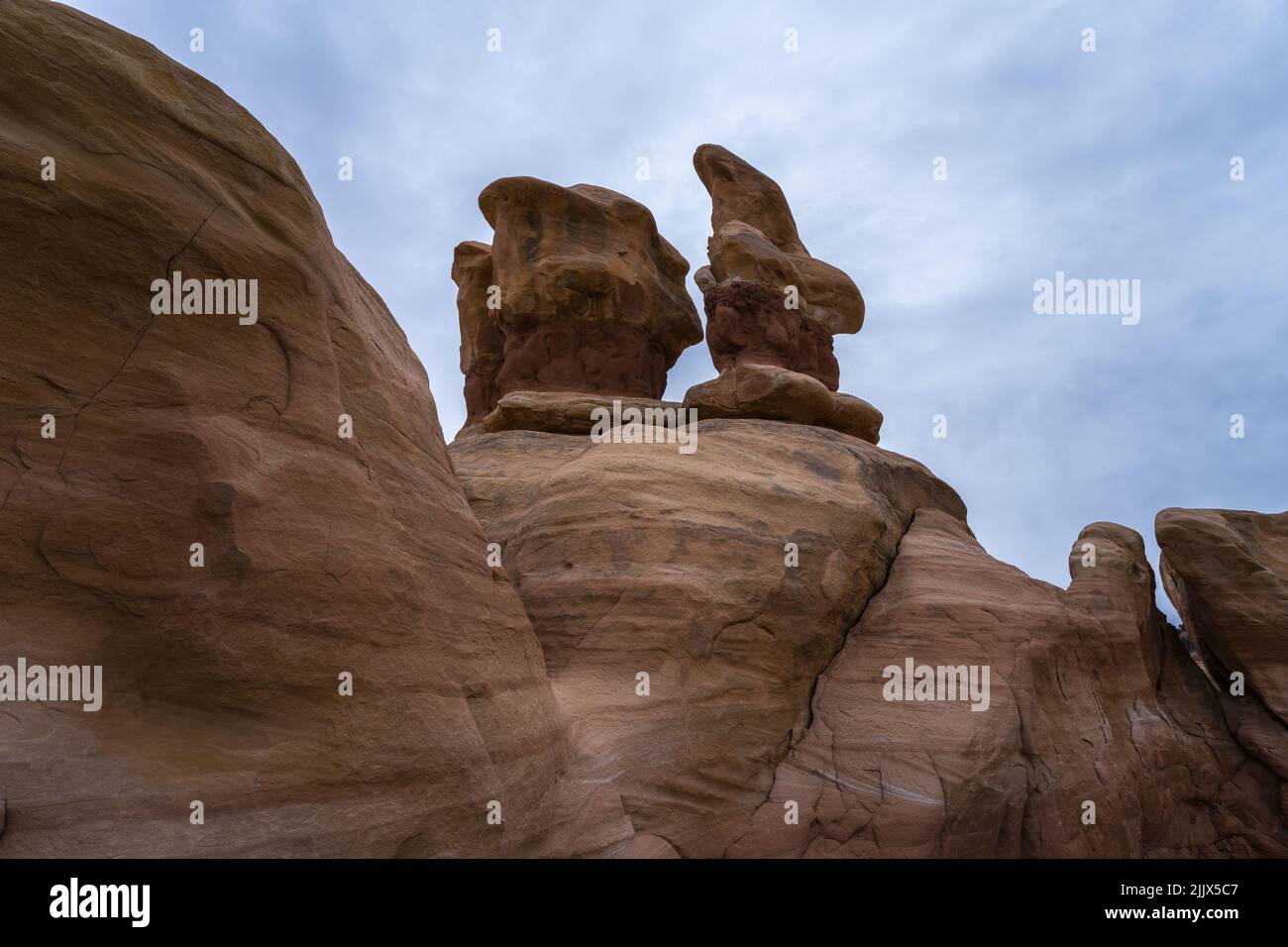 De grandes formations rocheuses de neige au Devils Garden, dans le Grand Staircase Escalante National Monument Banque D'Images