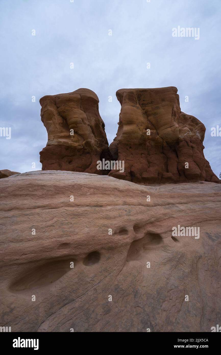 De grandes formations rocheuses de neige au Devils Garden, dans le Grand Staircase Escalante National Monument Banque D'Images