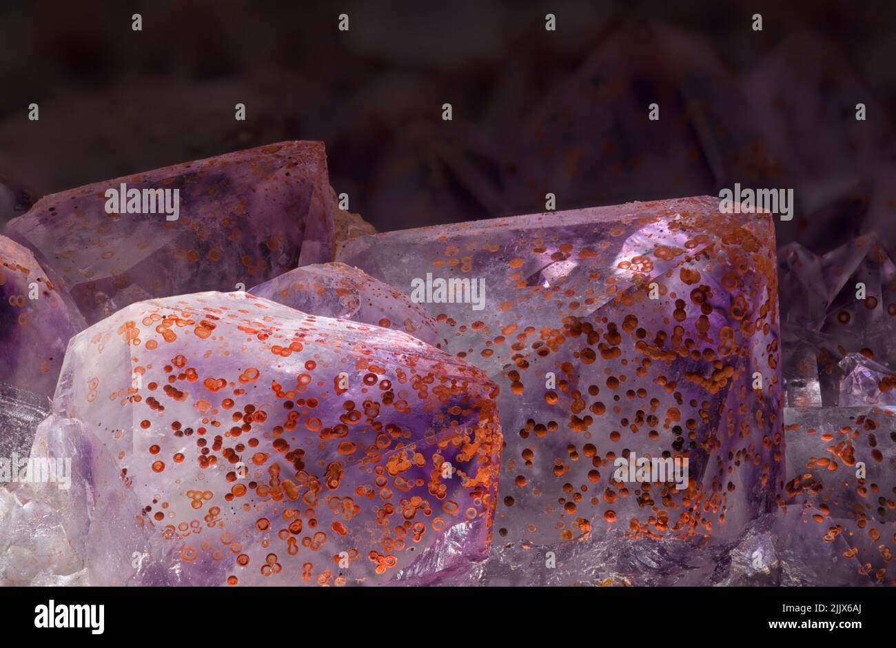 Macro photo de l'arrière-plan des cristaux d'améthyste lilas Banque D'Images