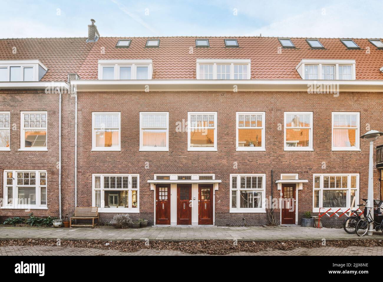 Vue extérieure du magnifique bâtiment en briques rouges de la maison d'édition dans la vieille rue. Banque D'Images