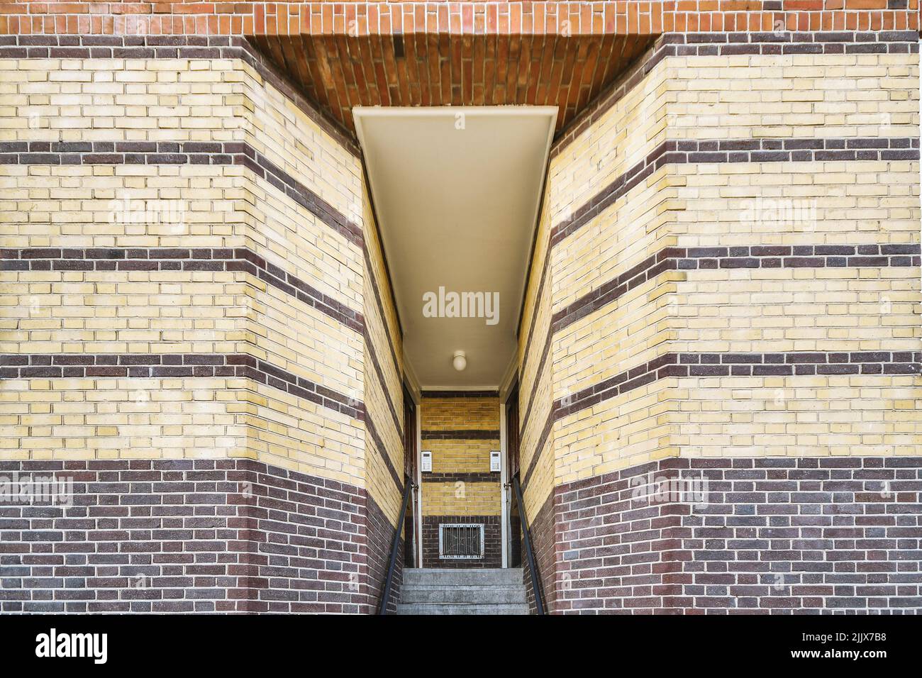 De l'entrée inférieure avec des escaliers à un bâtiment en brique Banque D'Images