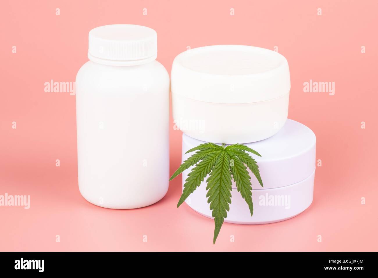 cosmétiques médicaux de cannabis avec effet relaxant, soins de beauté de peau. Banque D'Images