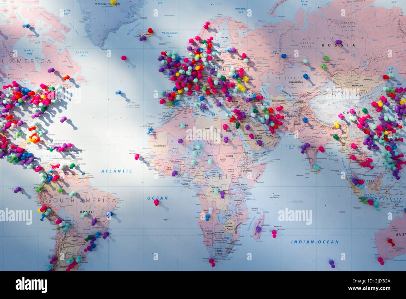 Carte du monde avec beaucoup de punaises dans différents pays et continents. Voyages internationaux. Banque D'Images