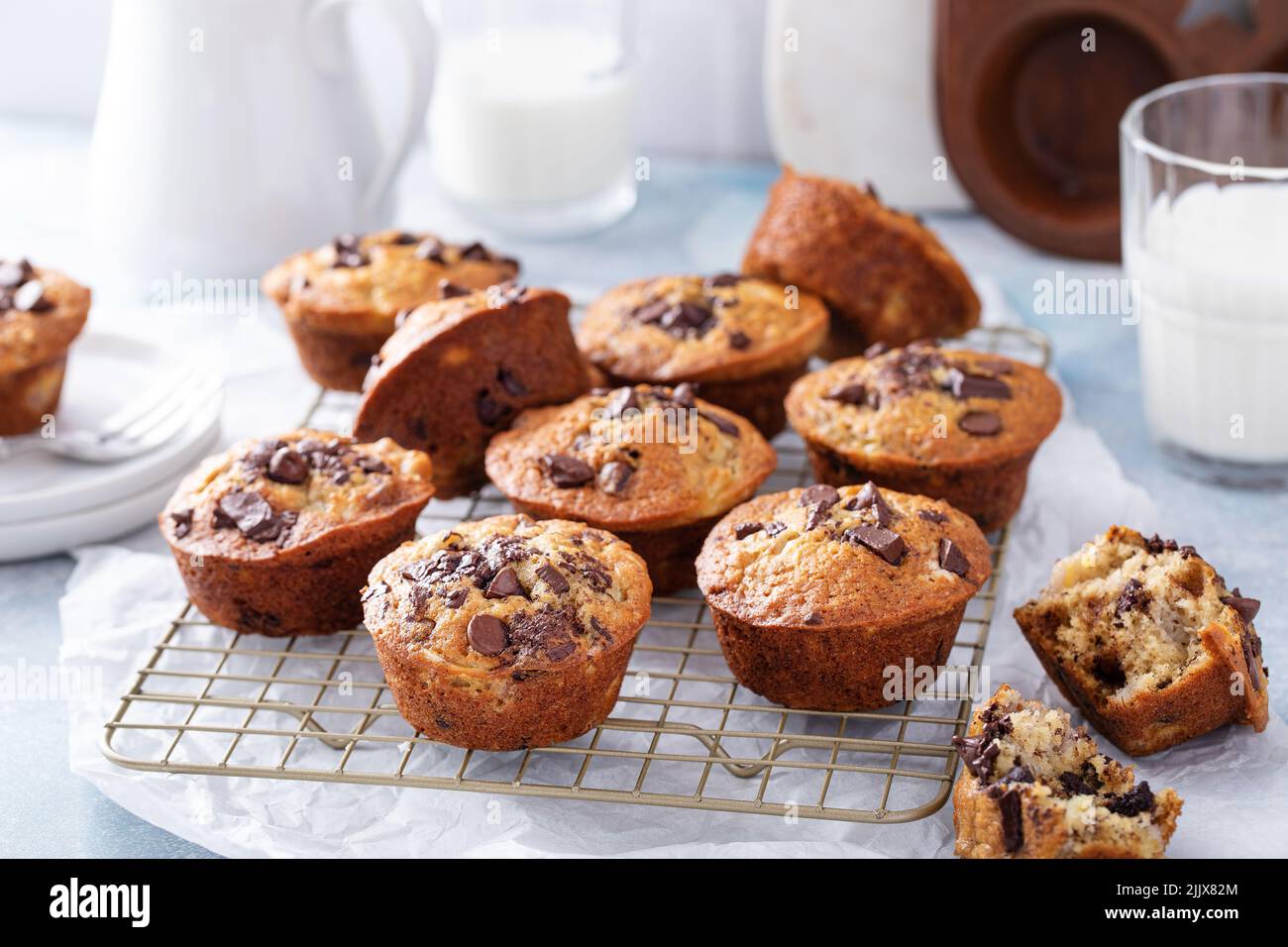 Muffins aux pépites de chocolat à la banane sur une grille de cuisson, idée de petit déjeuner ou d'en-cas Banque D'Images
