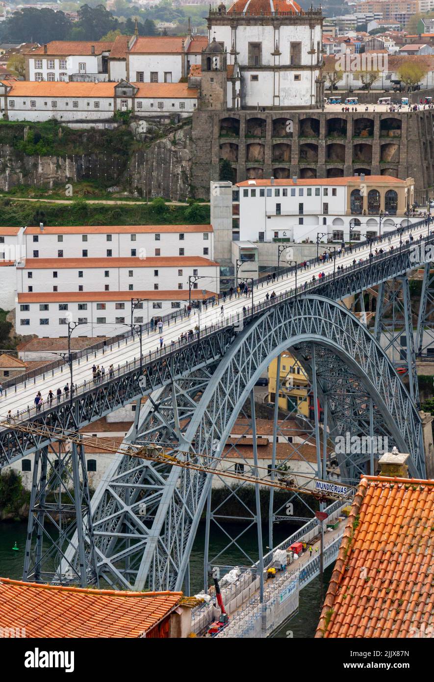 Métro do Porto ligne de tramway sur le pont Luiz 1 pont au-dessus du fleuve Douro Porto Portugal qui a été conçu par Theophile Seyrig un partenaire de Gustave Eiffel Banque D'Images