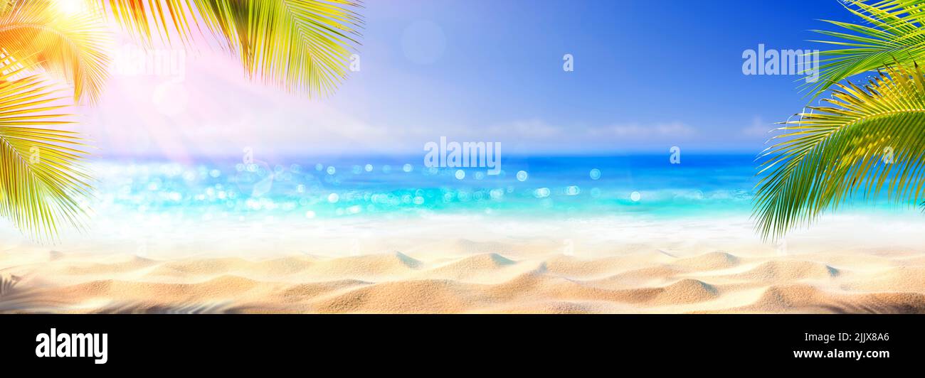 Été et mer avec des feuilles floues paume et bokeh défoqué lumière sur mer - sable doré en paysage abstrait Banque D'Images