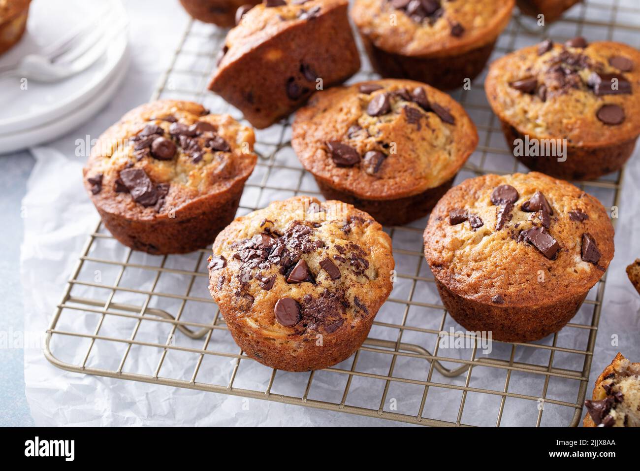 Muffins aux pépites de chocolat à la banane sur une grille de cuisson, idée de petit déjeuner ou d'en-cas Banque D'Images