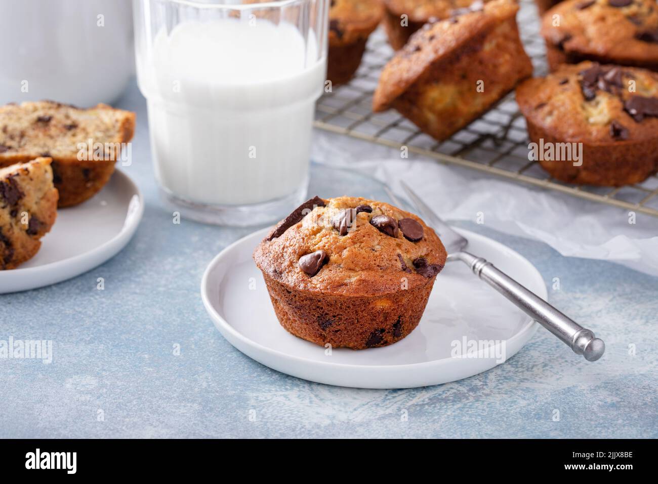 Muffins aux pépites de chocolat à la banane sur une assiette, un petit déjeuner ou une idée d'en-cas Banque D'Images
