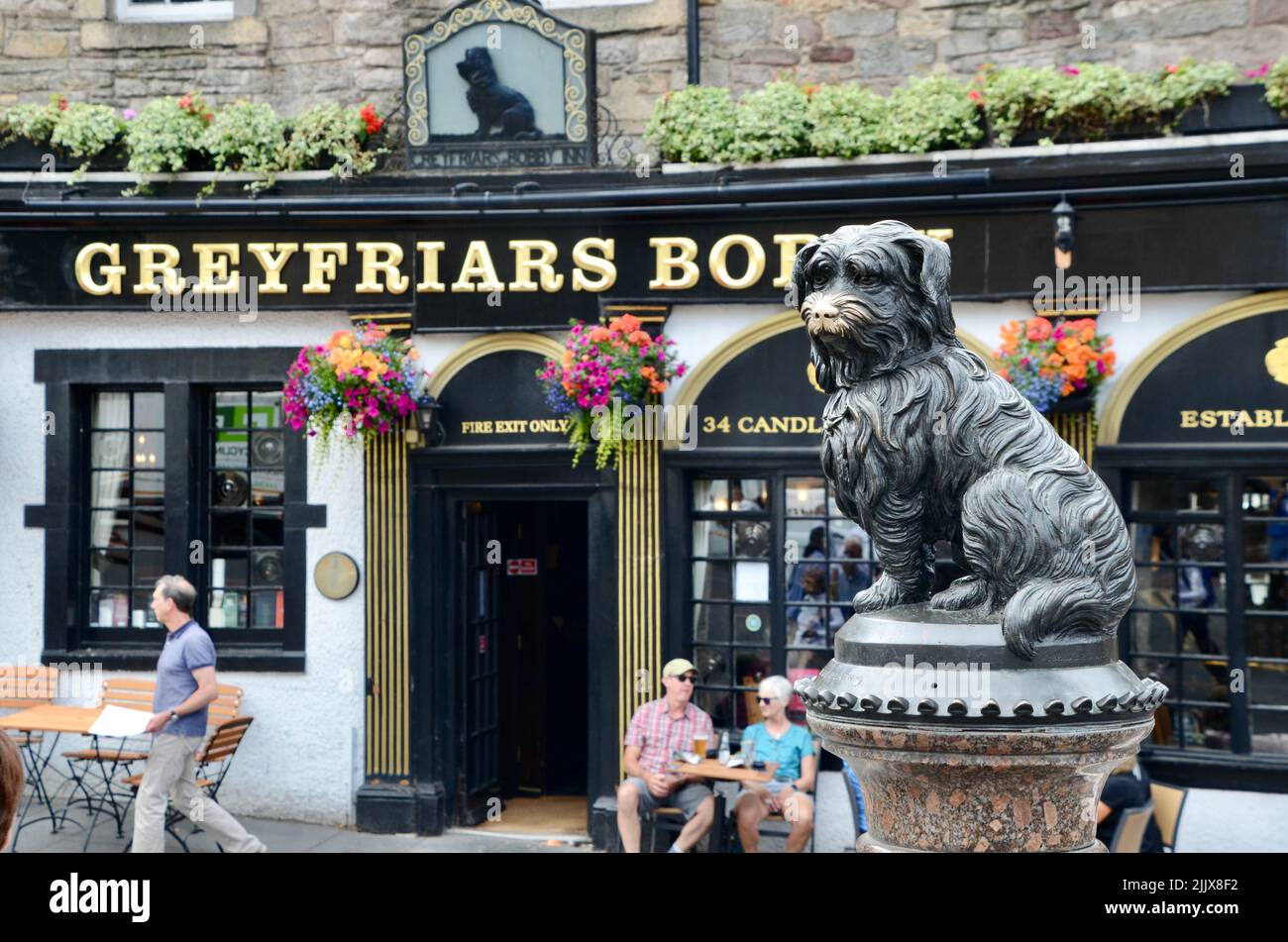 Touristes avec la statue de bobby de greyfriars touchant son nez pour la chance edinburgh Royal Mile ecosse à l'été 2022 Royaume-Uni Banque D'Images