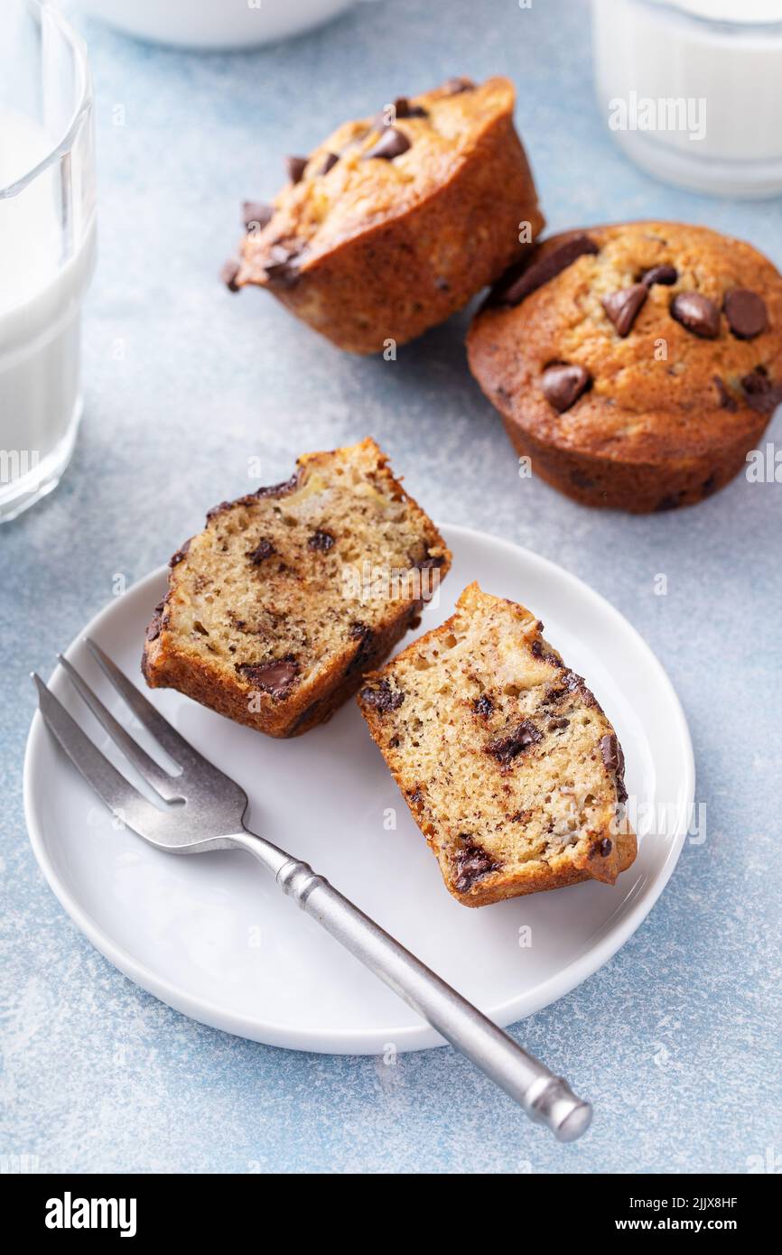 Muffins aux pépites de chocolat à la banane sur une assiette, un petit déjeuner ou une idée d'en-cas Banque D'Images