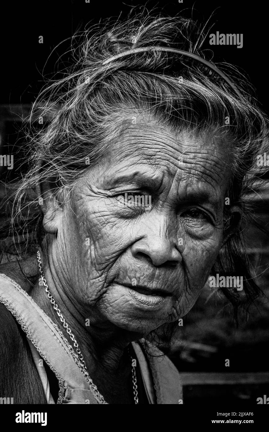 Photo verticale du village de Sea Gypsy à Phuket en Thaïlande, portrait d'une femme âgée. Photo en noir et blanc Banque D'Images
