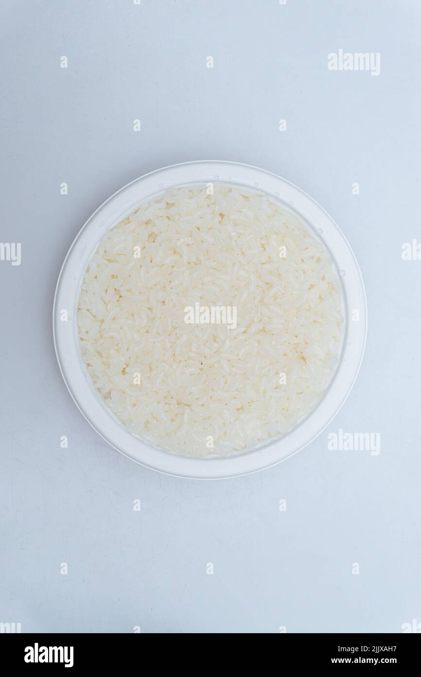 Faites cuire au micro-ondes le riz dans un bol Banque D'Images