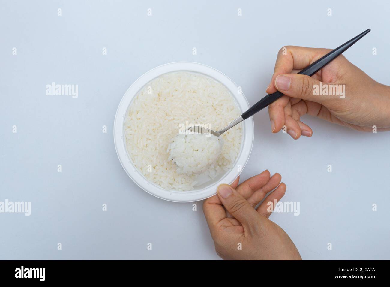 Faites cuire au micro-ondes le riz dans un bol Banque D'Images