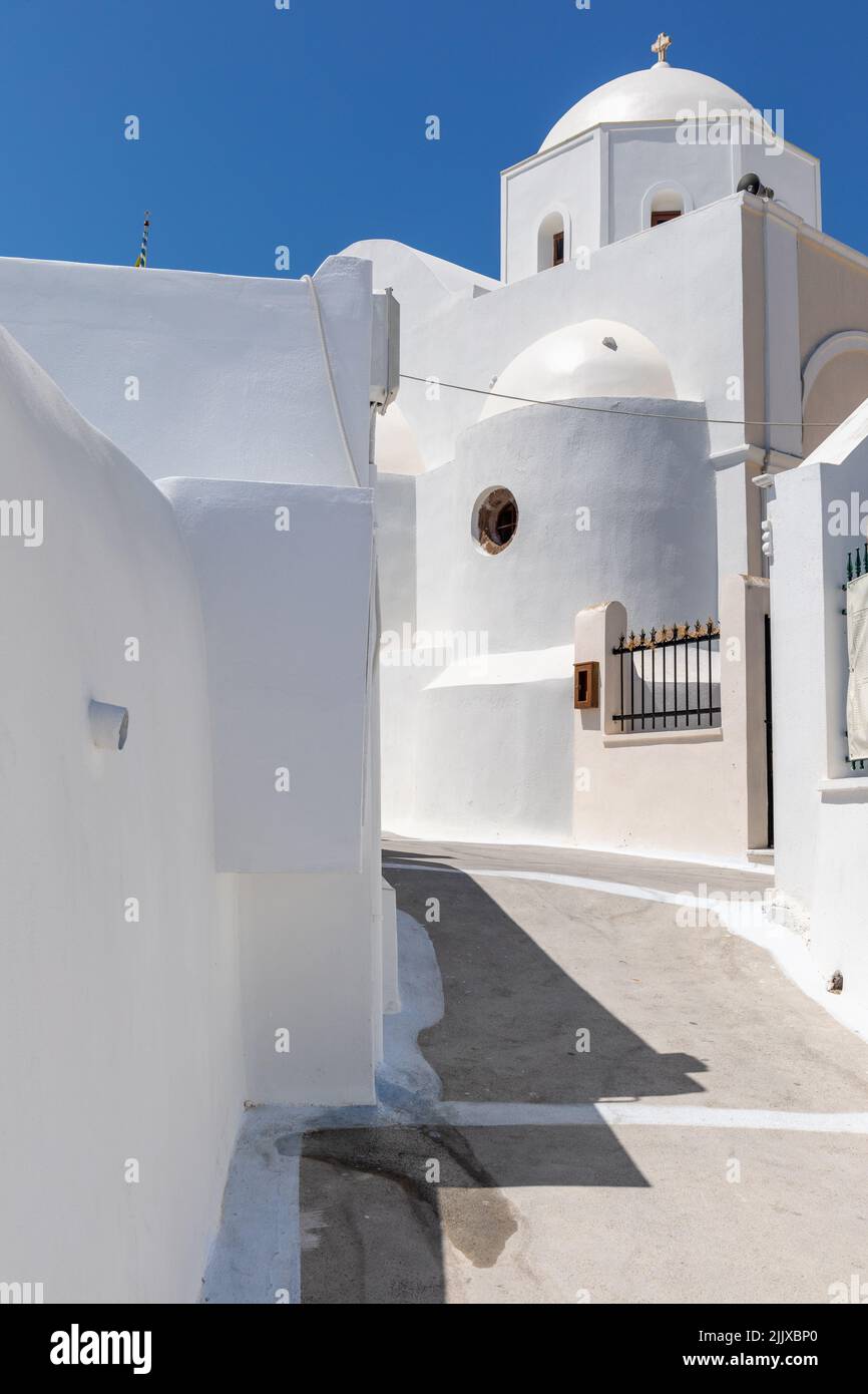 Belle église grecque blanchie à la chaux emblématique contre un ciel bleu, Akrotiri, Santorini, Cyclades, Grèce, Europe Banque D'Images