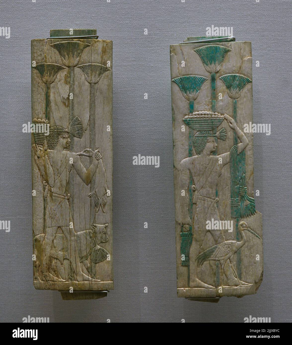 Égypte. Panneaux ivoire qui ont décoré une cercueil ou une boîte à bijoux. Les scènes représentent une procession de personnes portant des offrandes sur un fond décoré de papyrus. Période tardive. XXVI dynastie (?). Musée Calouste Gulbenkian. Lisbonne, Portugal. Banque D'Images