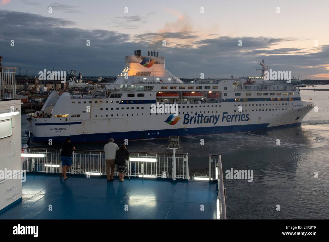 Brittany Ferries Normandie quitte Portsmouth au crépuscule Banque D'Images