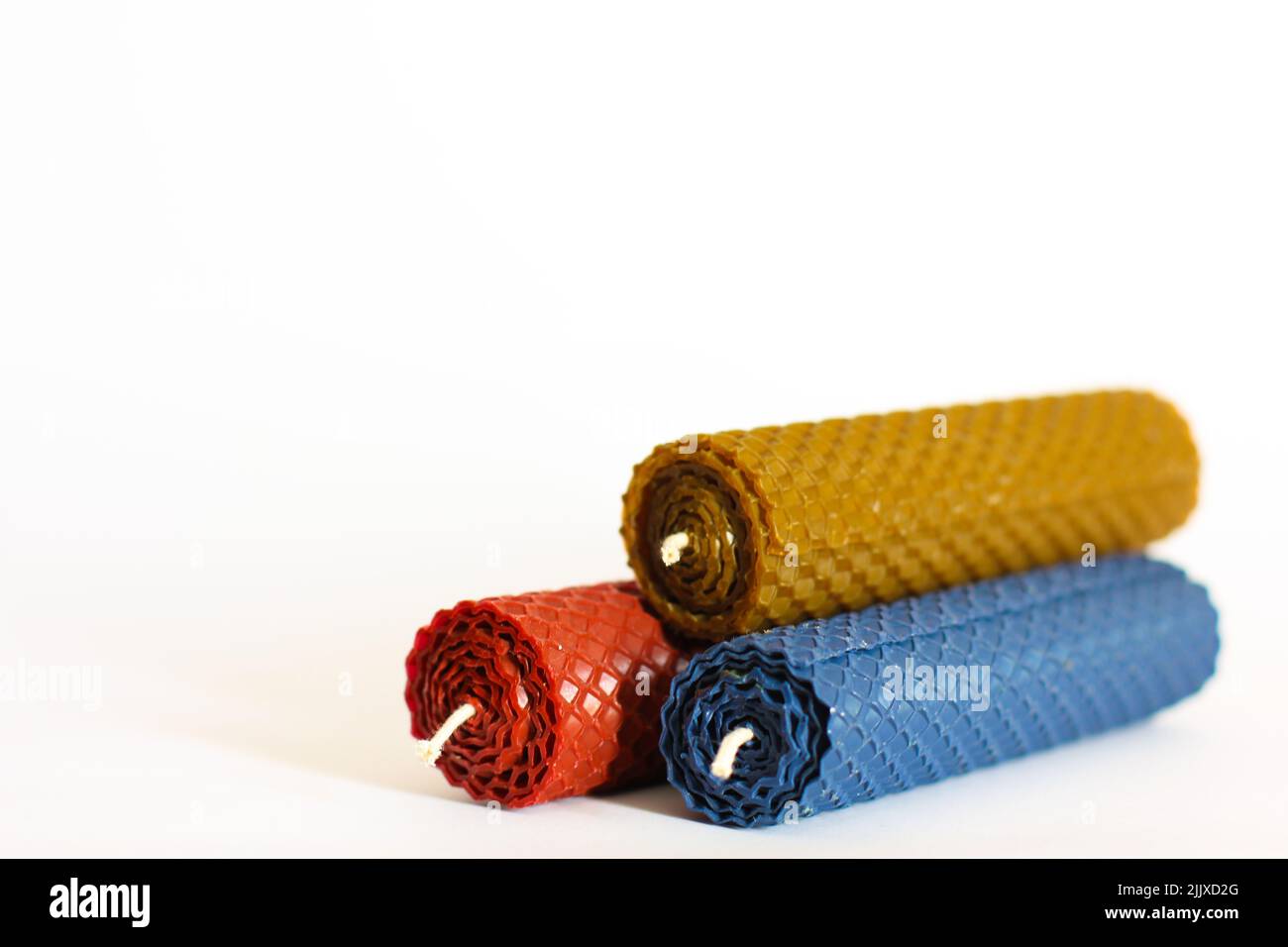 Bougies décoratives en cire. Bougies en nid d'abeille. Bougies sur un fond propre Banque D'Images