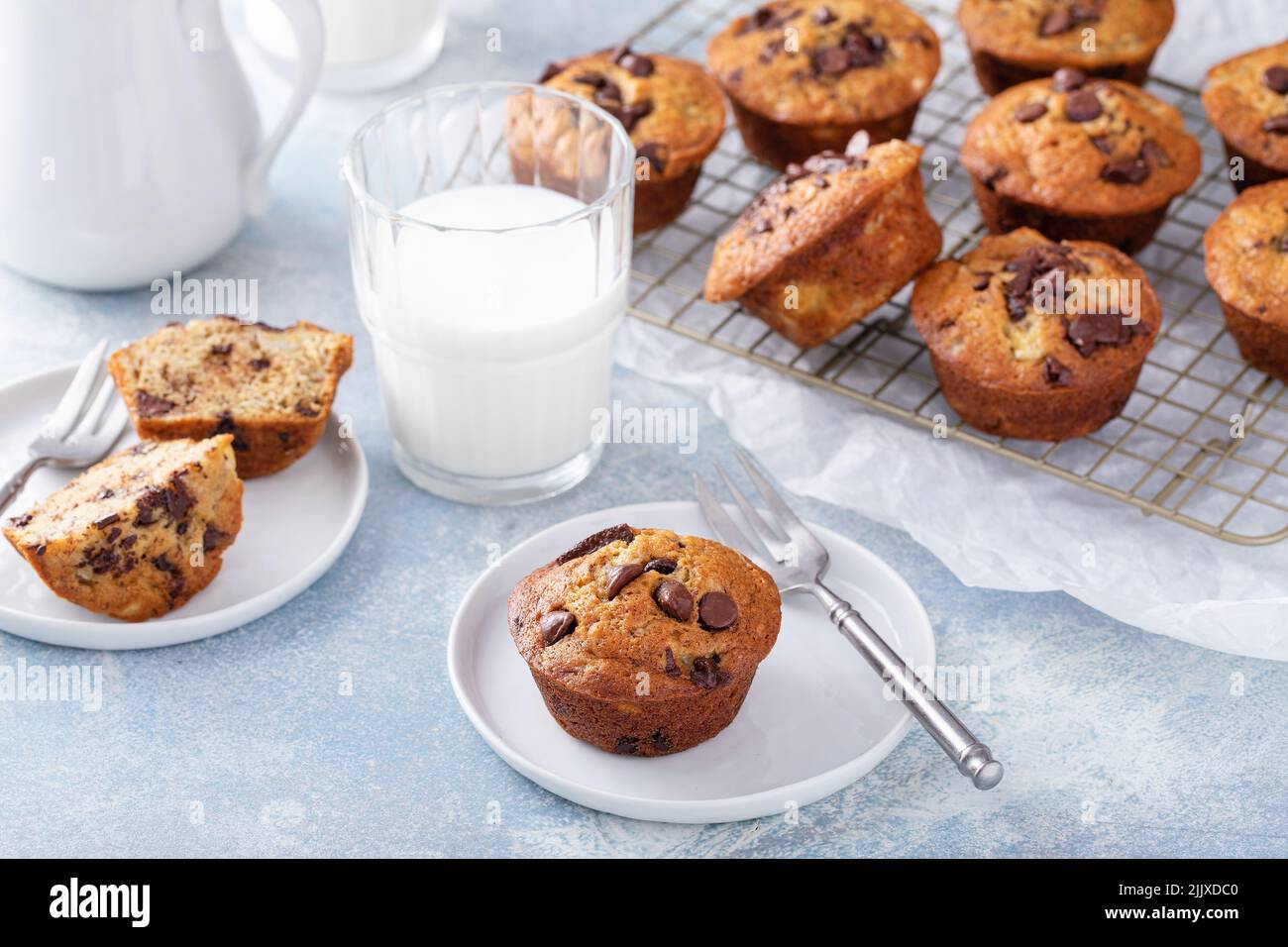 Muffins aux pépites de chocolat à la banane sur une assiette, un petit déjeuner ou une idée d'en-cas Banque D'Images