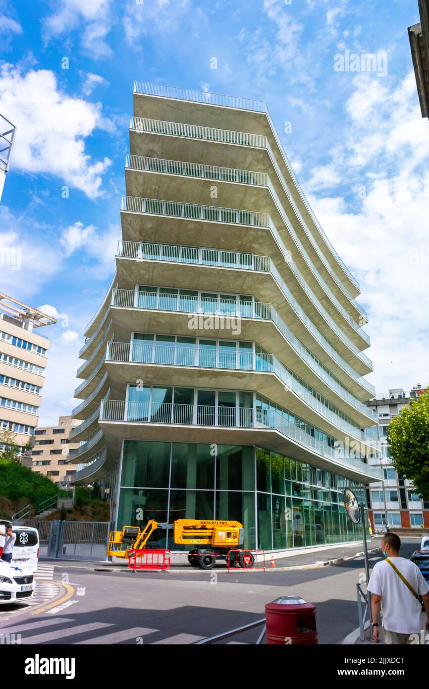 Paris, France, Hôpital public français, 'Hôpital Saint Antoine', Nouveau bâtiment de verre, architecture moderne et changement climatique, dépenses publiques en France APHP Banque D'Images