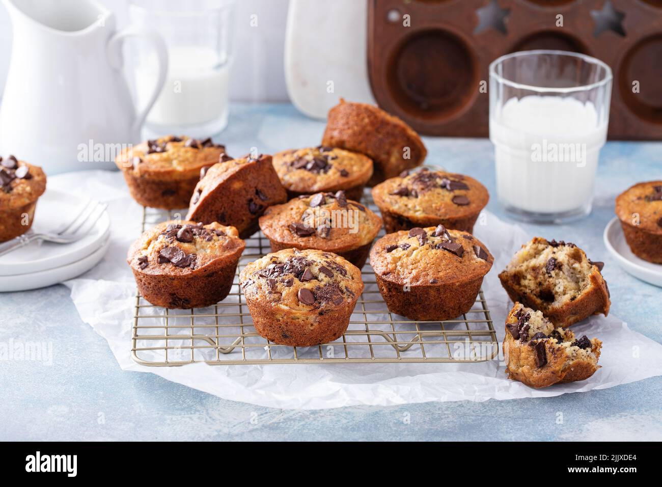 Muffins aux pépites de chocolat à la banane sur une grille de cuisson, idée de petit déjeuner ou d'en-cas Banque D'Images