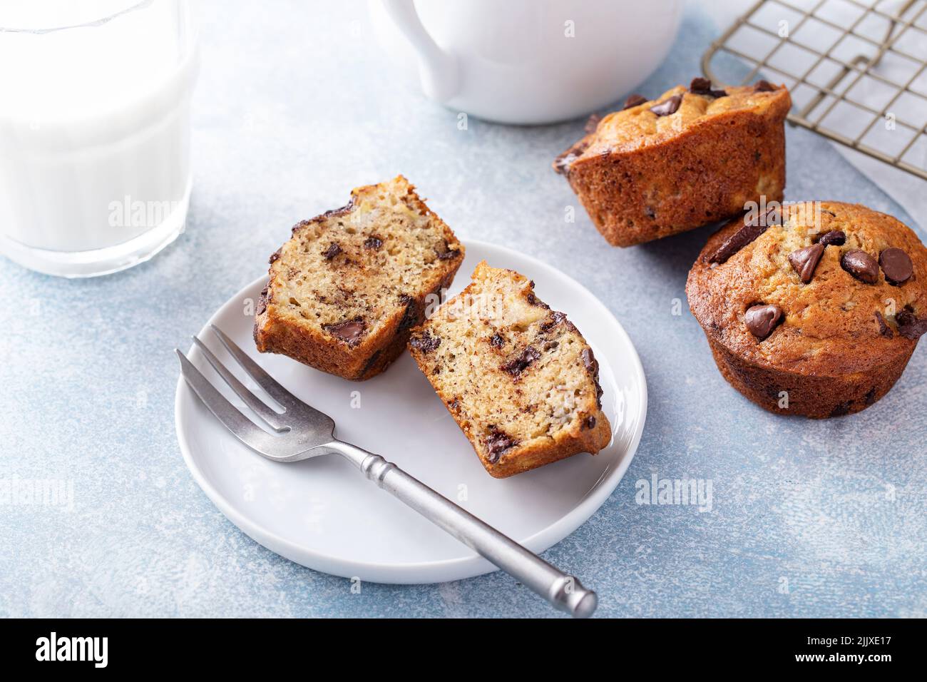Muffins aux pépites de chocolat à la banane sur une assiette, un petit déjeuner ou une idée d'en-cas Banque D'Images