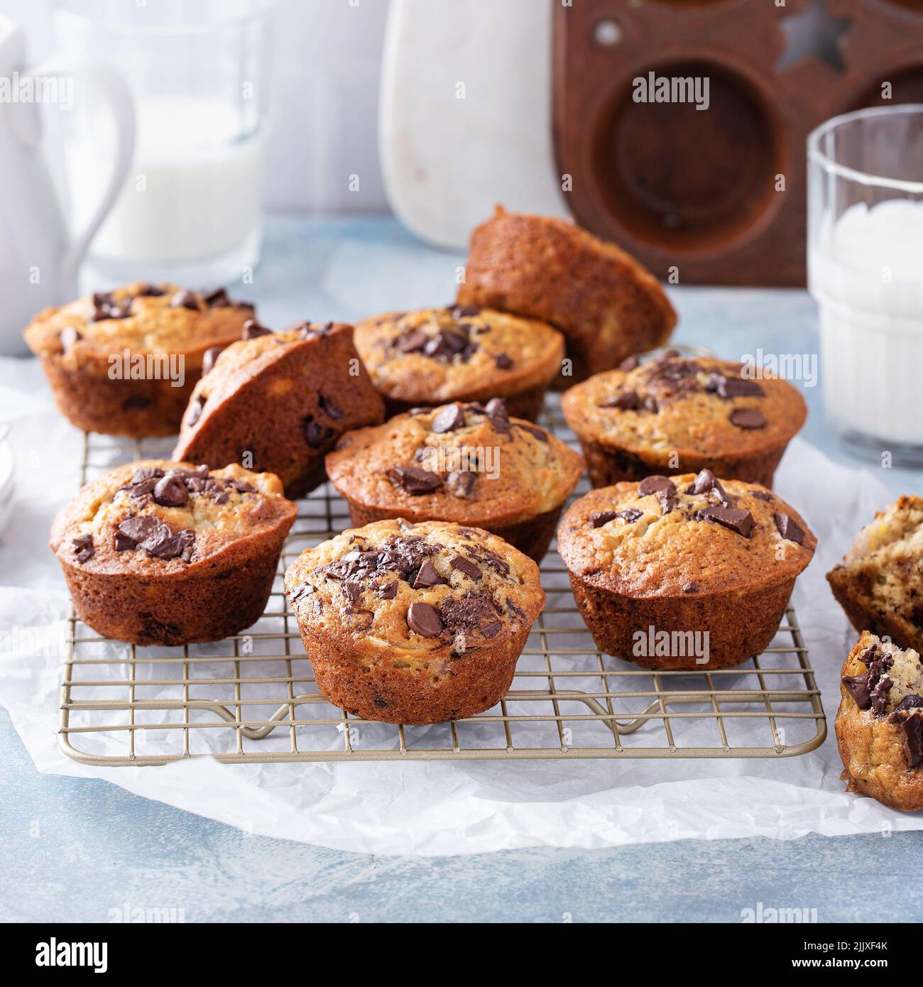 Muffins aux pépites de chocolat à la banane sur une grille de cuisson, idée de petit déjeuner ou d'en-cas Banque D'Images