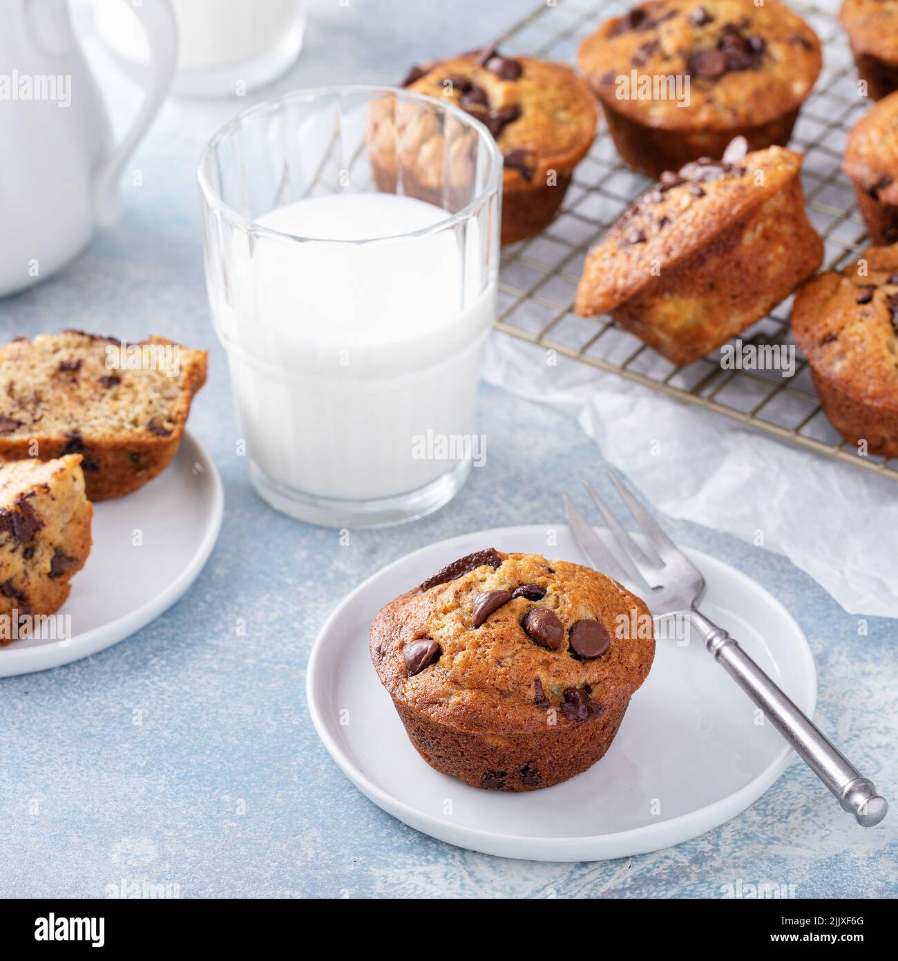 Muffins aux pépites de chocolat à la banane sur une assiette, un petit déjeuner ou une idée d'en-cas Banque D'Images