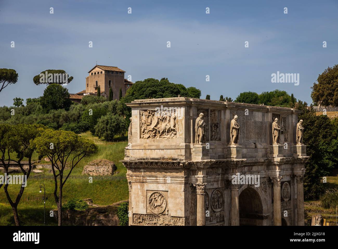 L'Arc de Constantine avec une villa au loin sur le Mont Palatin à Rome, Italie. Banque D'Images