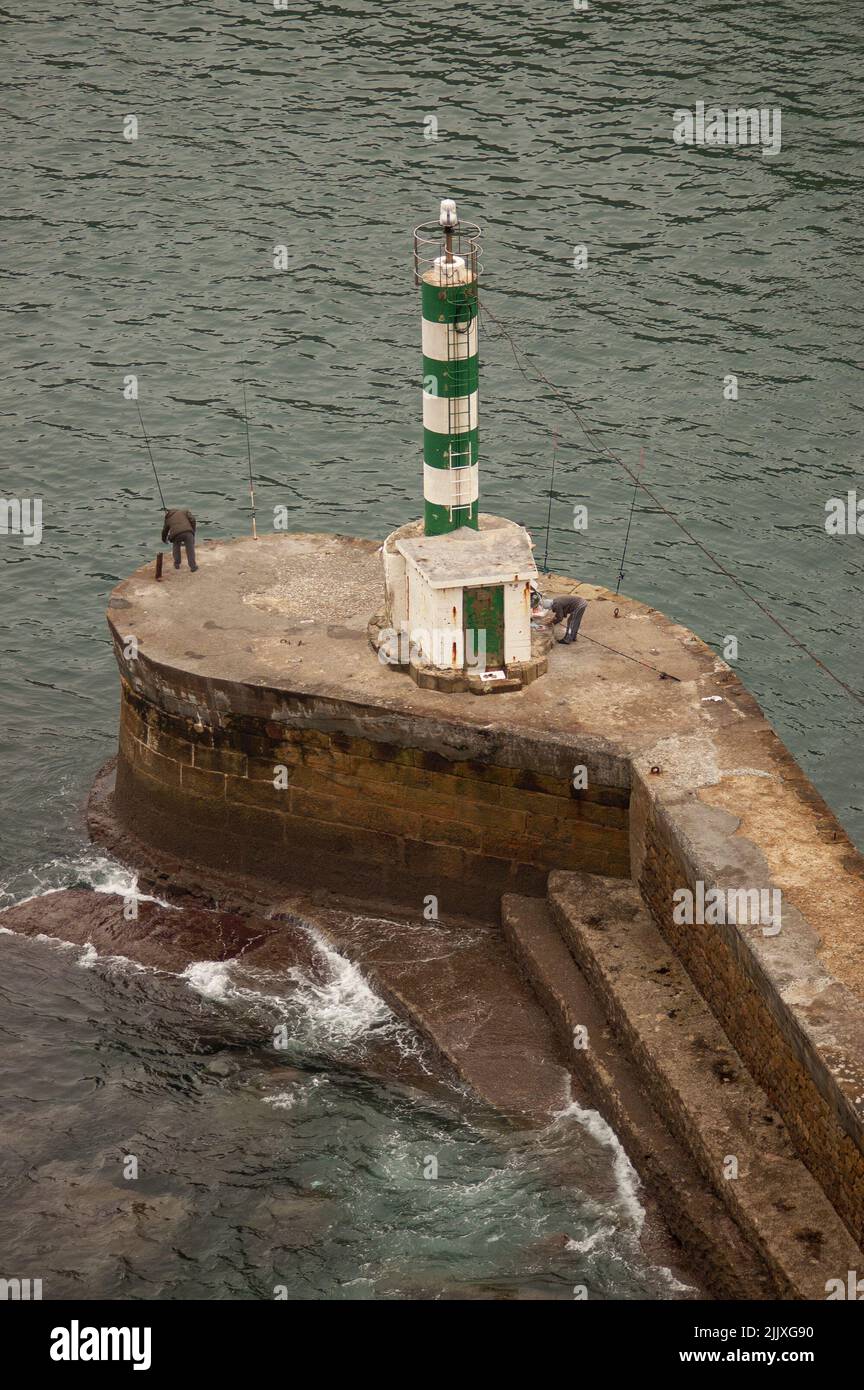 les gens pêchent dans le phare de la ville de san pedro Banque D'Images