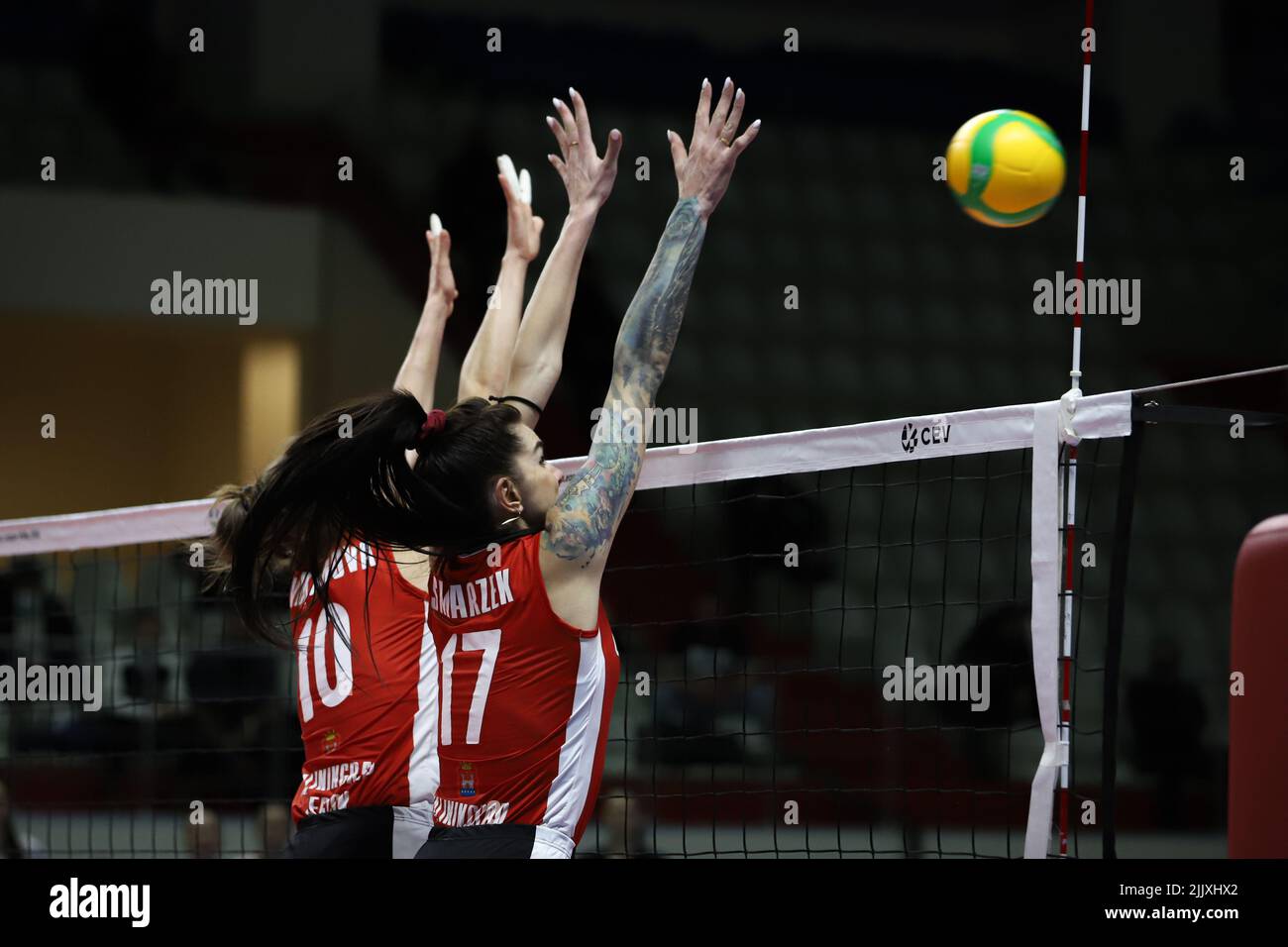 ISTANBUL, TURQUIE - 03 FÉVRIER 2022: Malwina Smarzek et Ekaterina Evdokiova en action pendant SC Prometey vs Lokomotiv Kaliningrad CEV Champions Lea Banque D'Images